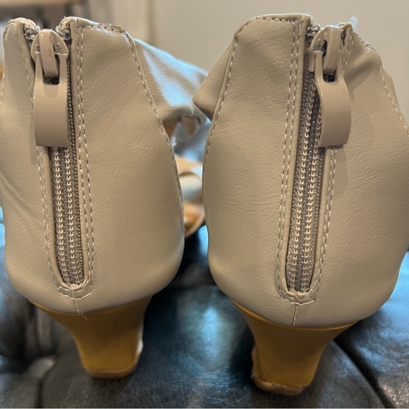 Patrizia by Spring Step Cream T-Strap Wedge With Beautiful Flower Accents Size 9 - Picture 4 of 9